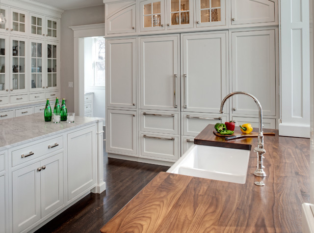 This is an example of a classic kitchen in Atlanta.