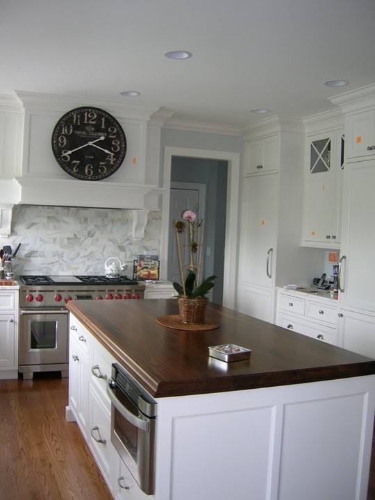 Свежая идея для дизайна: кухня в классическом стиле с деревянной столешницей - отличное фото интерьера
