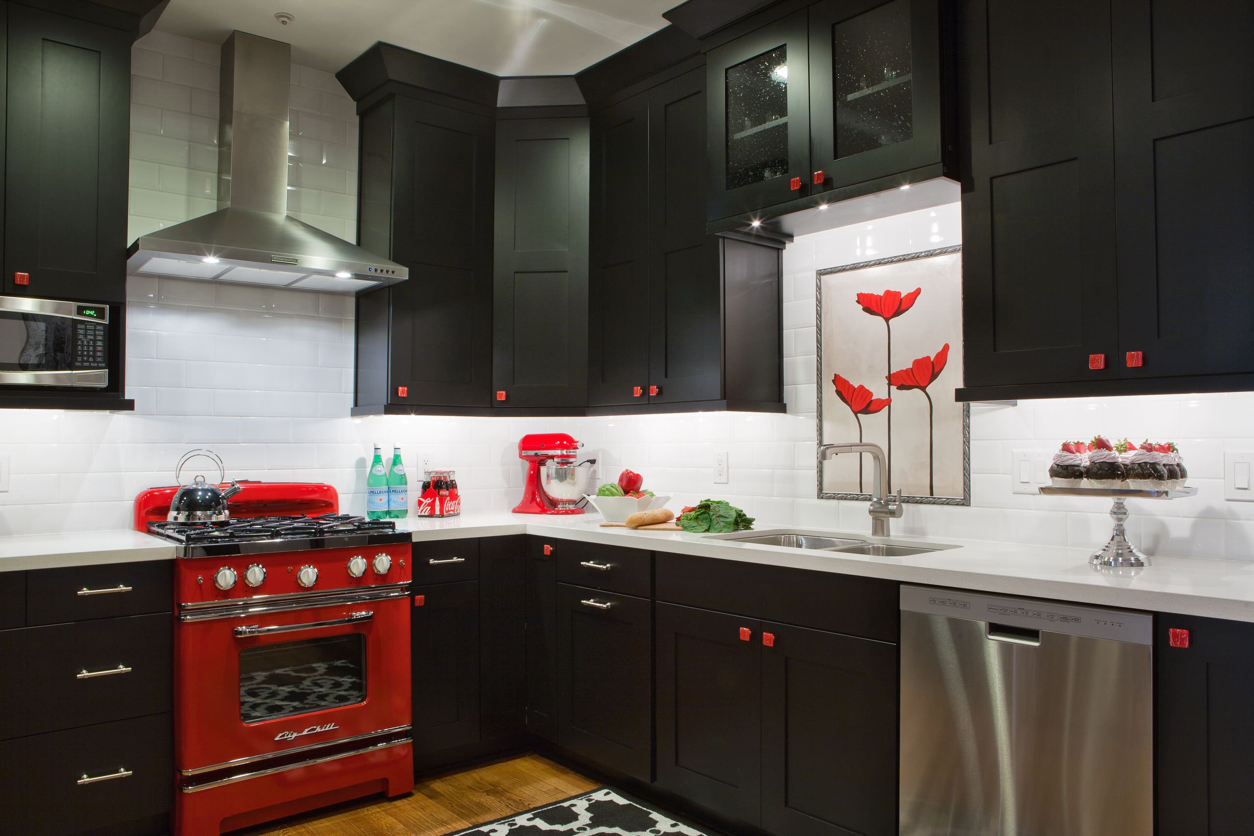 https://st.hzcdn.com/simgs/pictures/kitchens/black-white-and-red-kitchen-highland-design-gallery-img~1c91a4e6004b9de3_14-5626-1-005dfc9.jpg