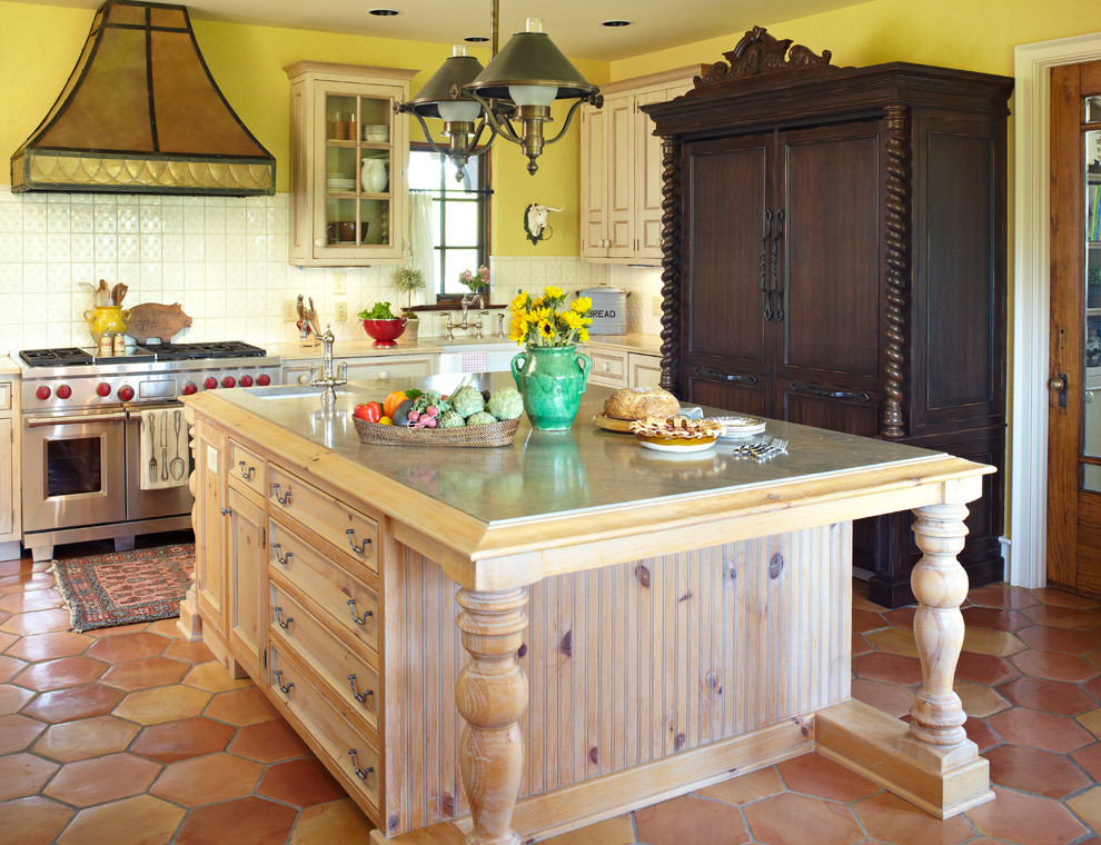 Пример оригинального дизайна: угловая кухня в стиле кантри с с полувстраиваемой мойкой (с передним бортиком), светлыми деревянными фасадами и белым фартуком