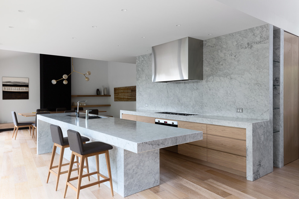 Moderne Küche mit Küchenrückwand in Weiß, Rückwand aus Stein und Kücheninsel in Melbourne
