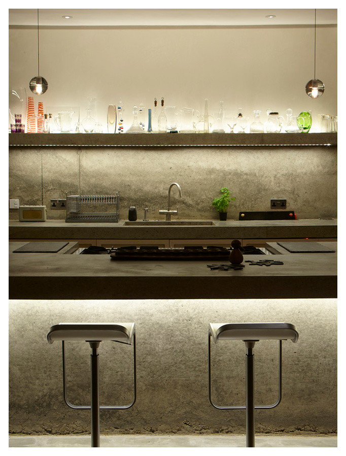 Landhaus Wohnküche mit Betonarbeitsplatte, Küchenrückwand in Grau und Kücheninsel in London