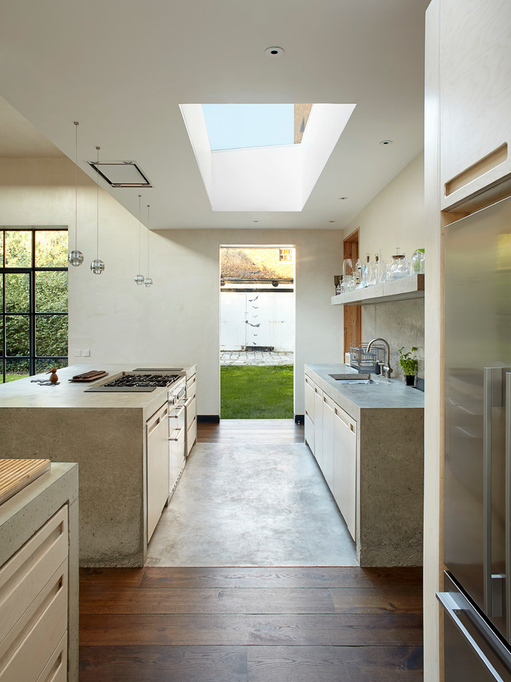 Zweizeilige Moderne Küche mit Unterbauwaschbecken, offenen Schränken, Küchenrückwand in Grau, braunem Holzboden, zwei Kücheninseln und Betonarbeitsplatte in London