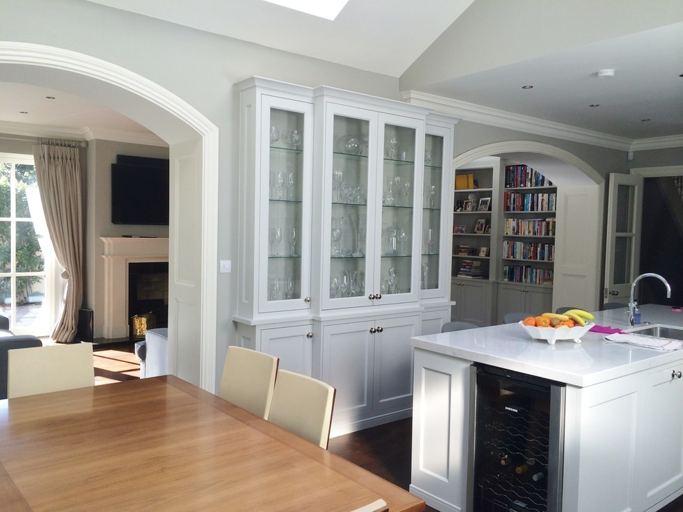 Idéer för funkis kök, med luckor med infälld panel, vita skåp, marmorbänkskiva och en köksö