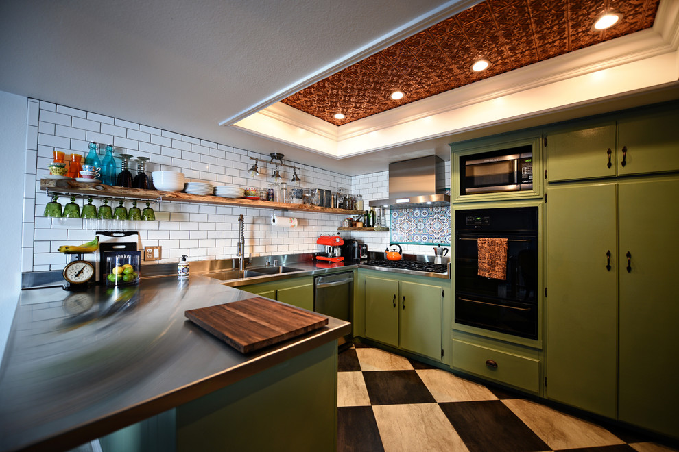 Exempel på ett mellanstort eklektiskt kök, med en integrerad diskho, släta luckor, gröna skåp, bänkskiva i rostfritt stål, vitt stänkskydd, stänkskydd i keramik, rostfria vitvaror och klinkergolv i porslin