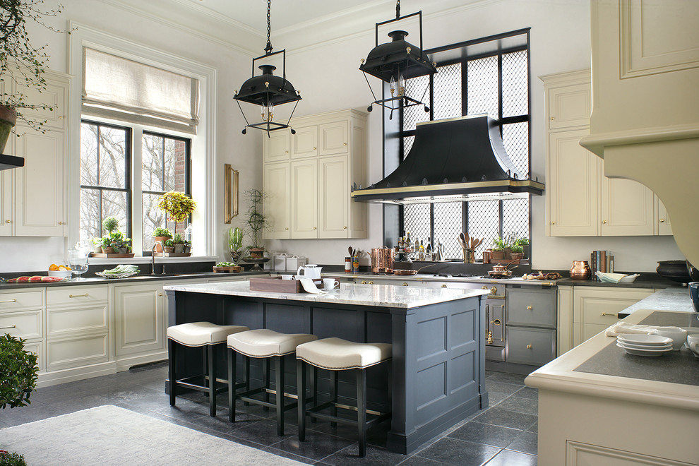 Esempio di una grande cucina classica con ante con riquadro incassato, ante beige, top in granito, elettrodomestici colorati e pavimento in pietra calcarea