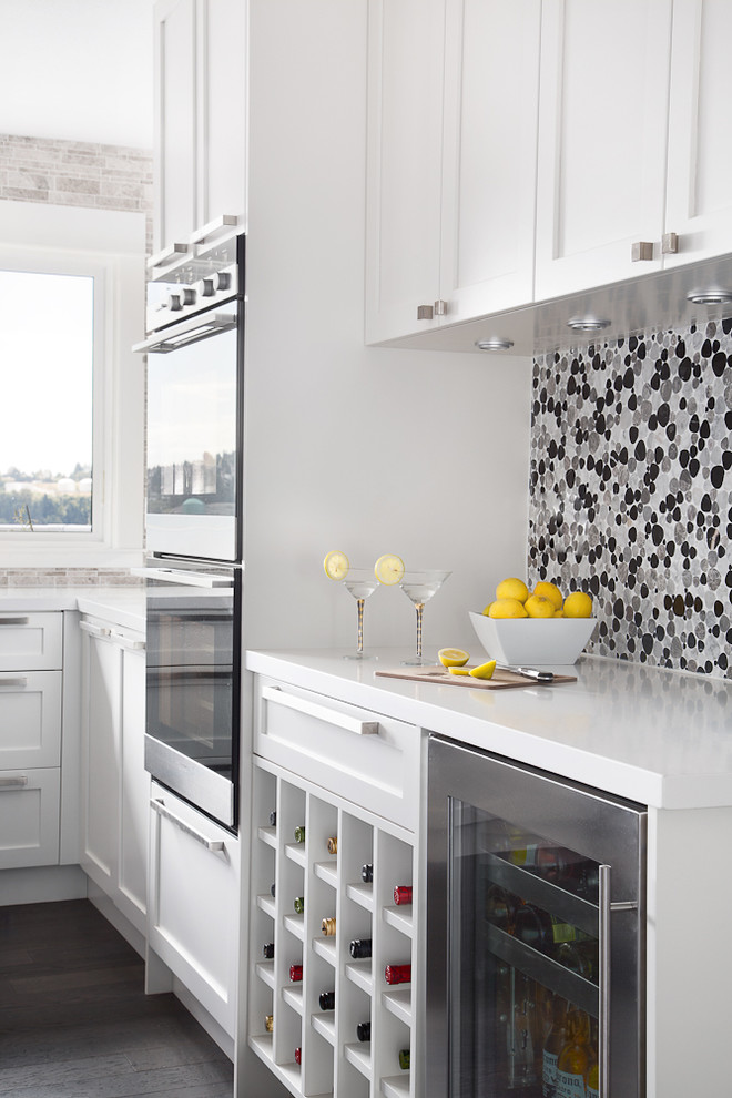 Inspiration för moderna kök, med stänkskydd i mosaik, rostfria vitvaror, vita skåp och luckor med infälld panel