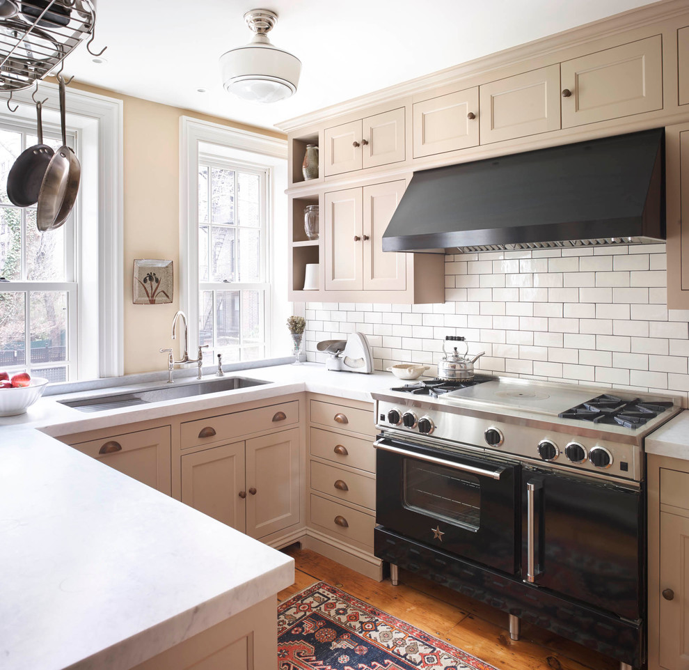 Ejemplo de cocina clásica con encimera de mármol, salpicadero blanco y salpicadero de azulejos tipo metro