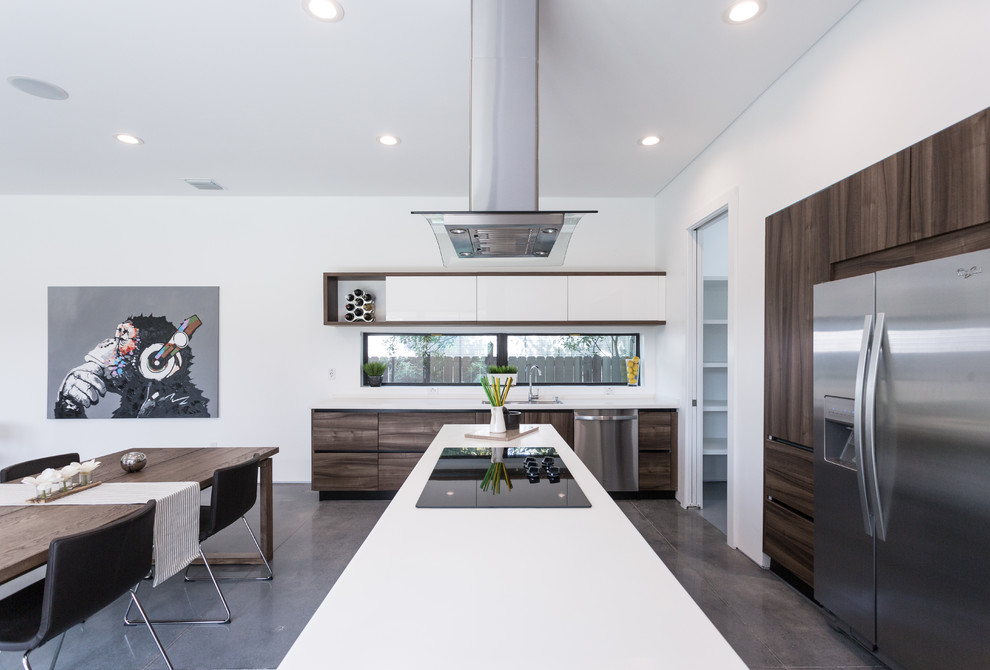 Immagine di una grande cucina moderna con ante lisce, ante in legno bruno, top in quarzo composito, elettrodomestici in acciaio inossidabile e pavimento in cemento