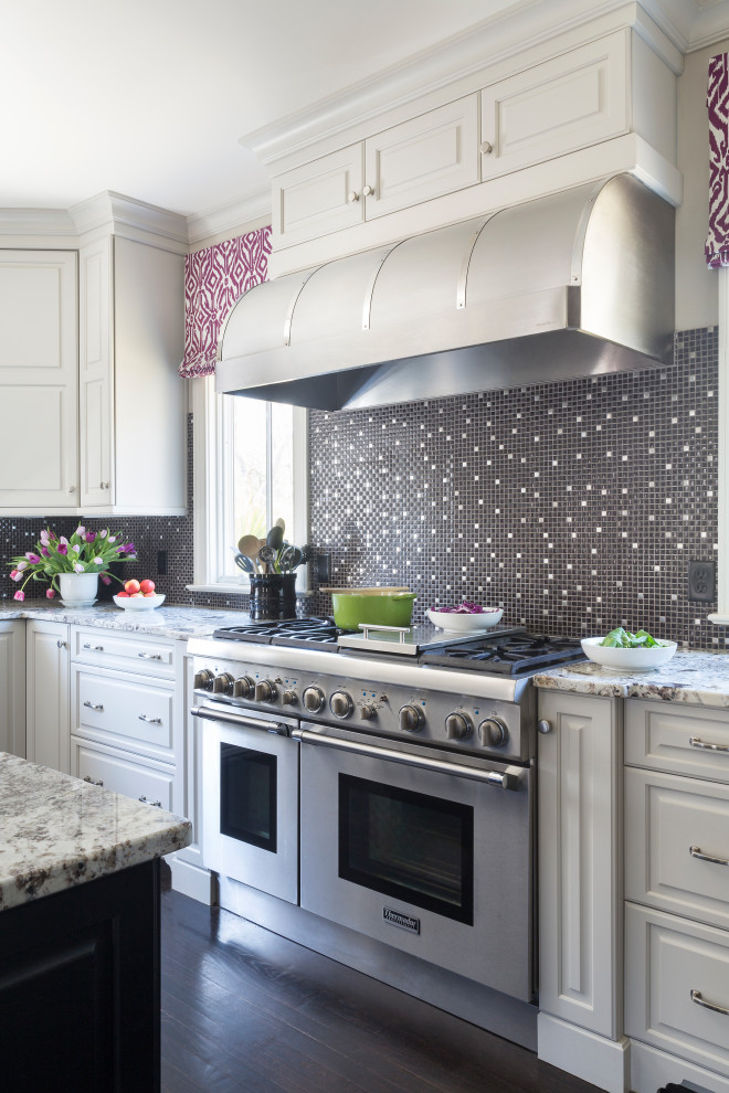 Exempel på ett klassiskt kök, med luckor med upphöjd panel, grå skåp, svart stänkskydd, stänkskydd i mosaik, rostfria vitvaror, mörkt trägolv, en köksö och svart golv