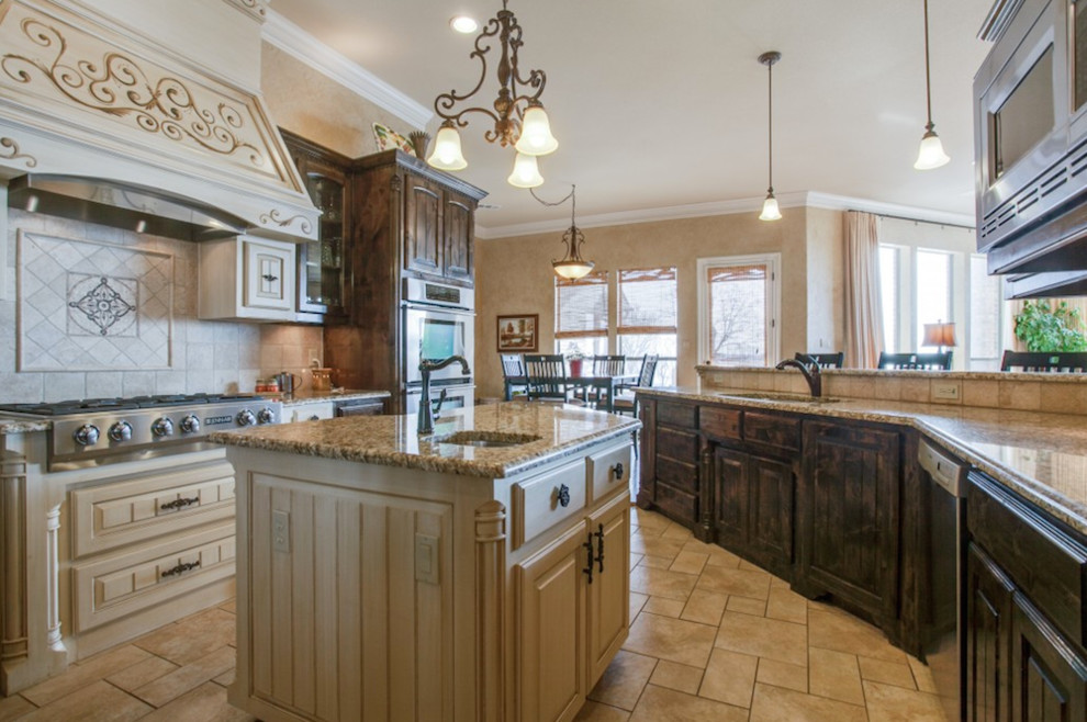 Exempel på ett kök, med luckor med profilerade fronter, skåp i slitet trä, granitbänkskiva, rostfria vitvaror och en köksö