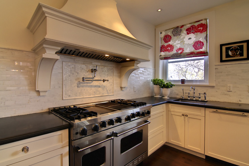 Idee per una cucina a L minimal di medie dimensioni con lavello sottopiano, top in marmo, paraspruzzi grigio, elettrodomestici in acciaio inossidabile e parquet scuro