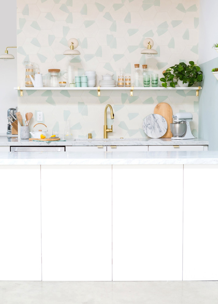 Immagine di una cucina design di medie dimensioni con lavello da incasso, ante lisce, ante bianche, top in granito, paraspruzzi multicolore, paraspruzzi con piastrelle di cemento, elettrodomestici colorati, pavimento in travertino, 2 o più isole e pavimento beige