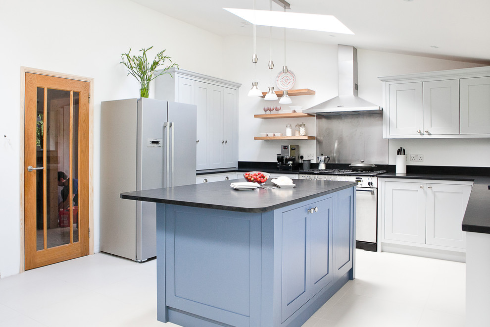 Blue & Grey Shaker Kitchen Contemporain Cuisine Berkshire par