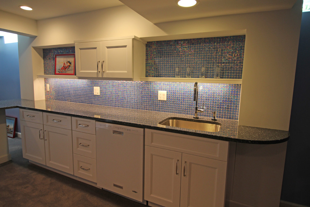 Foto di una piccola cucina chic con lavello sottopiano, ante lisce, ante bianche, top in quarzo composito, paraspruzzi blu, paraspruzzi con piastrelle a mosaico, pavimento con piastrelle in ceramica e penisola