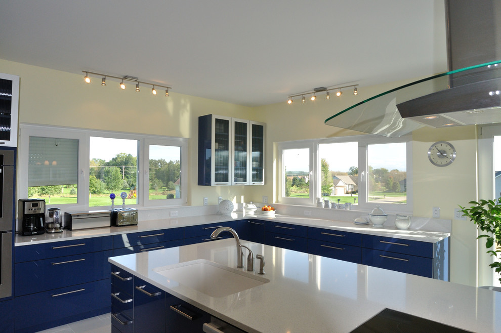 Große Moderne Wohnküche mit flächenbündigen Schrankfronten, blauen Schränken und Kücheninsel in Sonstige