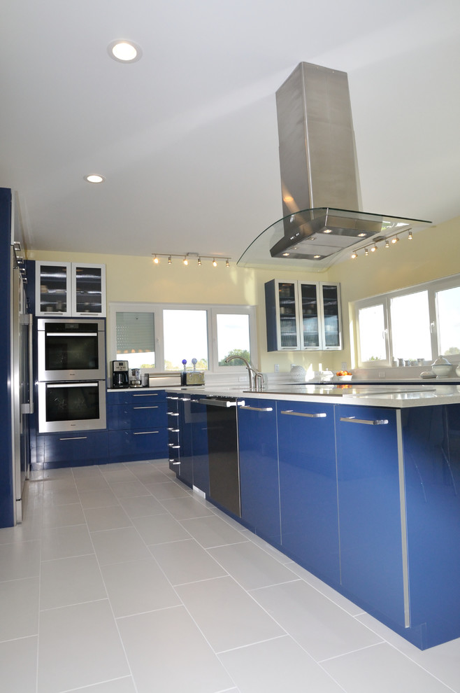 Inspiration för stora moderna kök och matrum, med släta luckor, blå skåp och en köksö