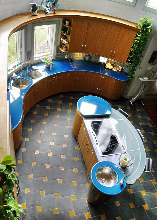 Moderne Küche mit blauer Arbeitsplatte in New York