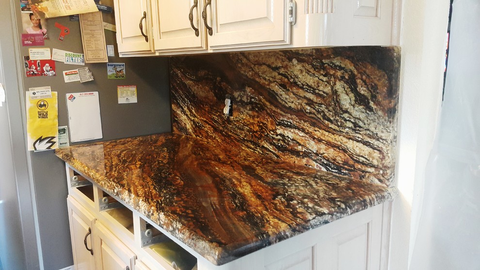 Example of a mid-sized mountain style l-shaped ceramic tile eat-in kitchen design in Dallas with an undermount sink, granite countertops, multicolored backsplash, stone slab backsplash, an island, shaker cabinets, white cabinets and stainless steel appliances