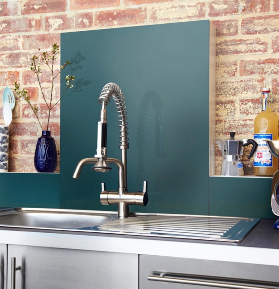 Moderne Küche mit flächenbündigen Schrankfronten, weißen Schränken, Küchenrückwand in Blau und Glasrückwand in Hertfordshire