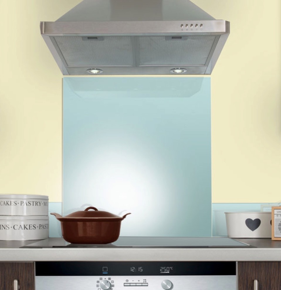 Immagine di una cucina contemporanea con ante lisce, ante bianche, paraspruzzi blu e paraspruzzi con lastra di vetro