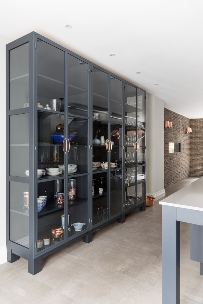 ロンドンにある高級な広いインダストリアルスタイルのおしゃれなキッチン (シェーカースタイル扉のキャビネット、青いキャビネット) の写真