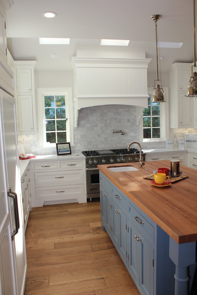 Urige Wohnküche in U-Form mit Schrankfronten im Shaker-Stil, weißen Schränken, Elektrogeräten mit Frontblende und Kücheninsel in San Francisco