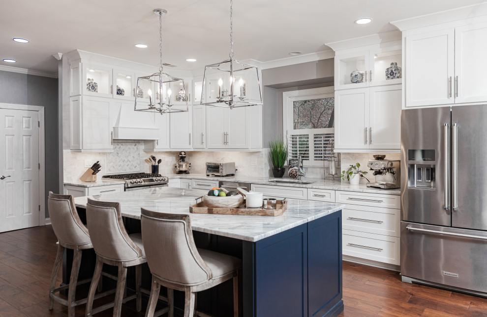 Exempel på ett mycket stort klassiskt vit vitt kök och matrum, med en dubbel diskho, skåp i shakerstil, blå skåp, bänkskiva i kvartsit, vitt stänkskydd, stänkskydd i marmor, rostfria vitvaror, mellanmörkt trägolv och en köksö