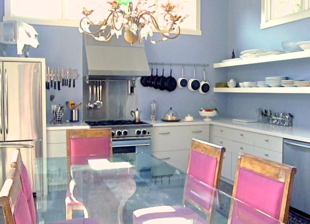 Идея дизайна: большая угловая кухня в стиле фьюжн с обеденным столом, плоскими фасадами, белыми фасадами, техникой из нержавеющей стали и синим фартуком