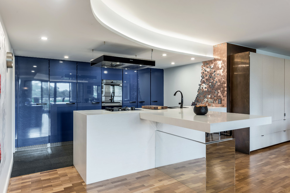 Große Moderne Küche mit flächenbündigen Schrankfronten, blauen Schränken, Mineralwerkstoff-Arbeitsplatte, schwarzen Elektrogeräten und zwei Kücheninseln in Sydney