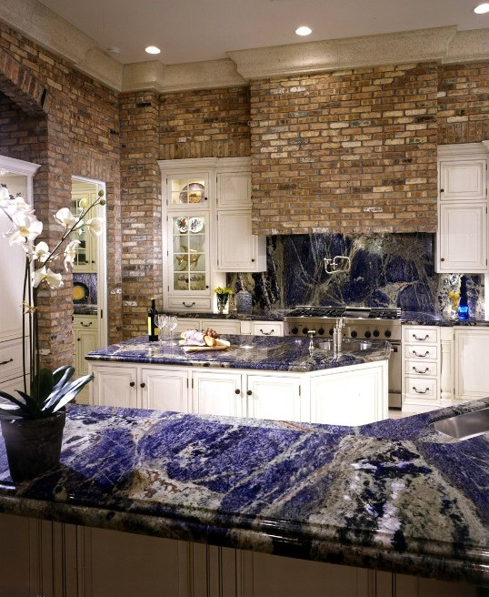 Idéer för ett kök, med en undermonterad diskho, luckor med upphöjd panel, vita skåp, marmorbänkskiva, blått stänkskydd, stänkskydd i sten och rostfria vitvaror