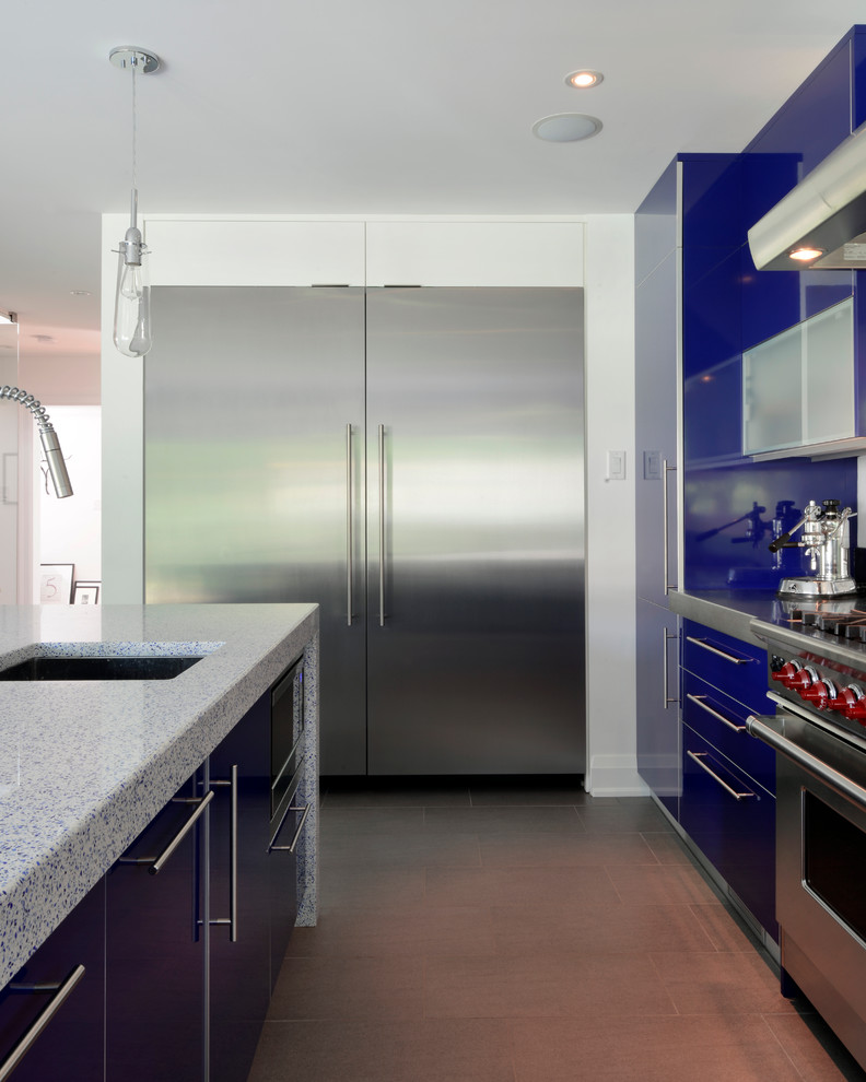 Inspiration för ett funkis kök, med släta luckor, blå skåp, bänkskiva i kvarts och rostfria vitvaror