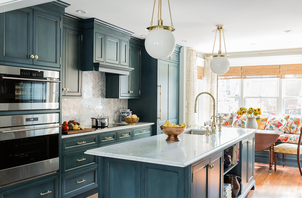Einzeilige, Große Klassische Wohnküche mit Unterbauwaschbecken, Schrankfronten mit vertiefter Füllung, blauen Schränken, Küchenrückwand in Metallic, Küchengeräten aus Edelstahl, braunem Holzboden und Kücheninsel in Boston