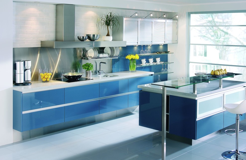 Idée de décoration pour une cuisine américaine parallèle minimaliste de taille moyenne avec îlot, un placard à porte plane, des portes de placard bleues et un plan de travail en quartz modifié.