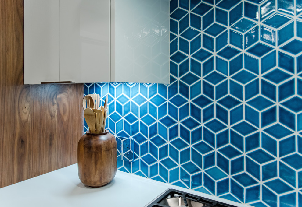 Immagine di una cucina minimalista di medie dimensioni con ante in legno scuro, paraspruzzi blu, paraspruzzi con piastrelle in ceramica, elettrodomestici in acciaio inossidabile, pavimento beige e top grigio
