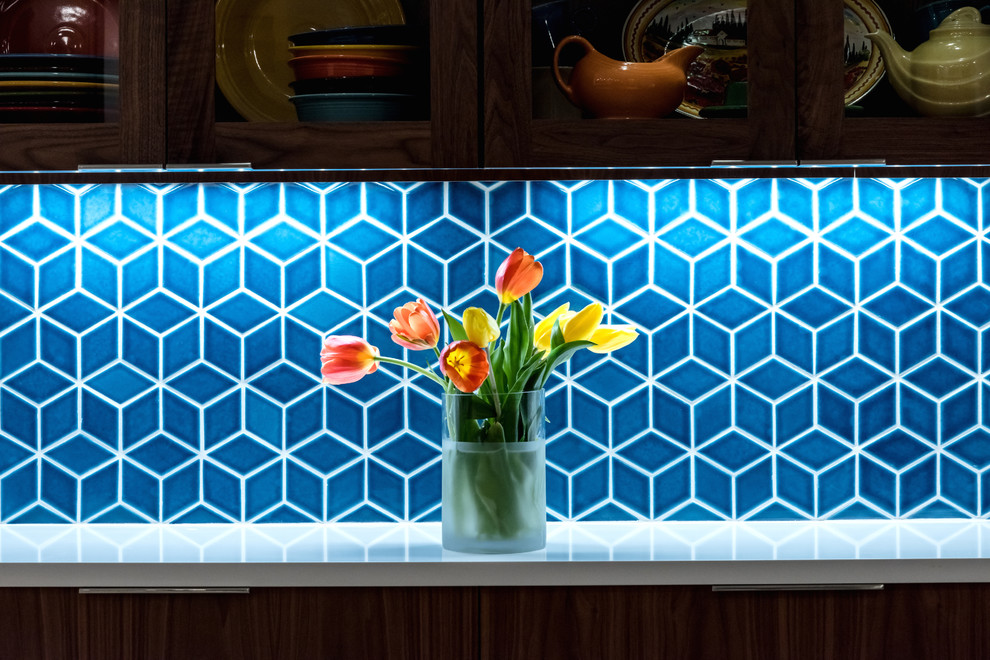 Immagine di una cucina moderna di medie dimensioni con ante in legno scuro, paraspruzzi blu, paraspruzzi con piastrelle in ceramica, elettrodomestici in acciaio inossidabile, pavimento beige e top grigio
