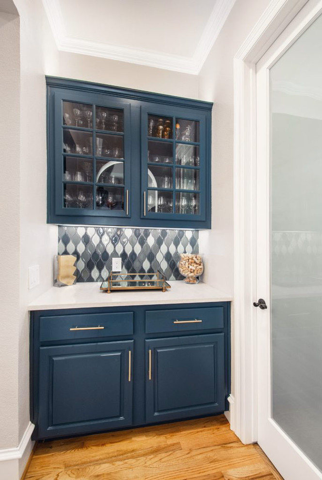 Foto de bar en casa minimalista grande con armarios estilo shaker, puertas de armario azules, encimera de cuarzo compacto, salpicadero blanco, salpicadero de azulejos de cerámica, suelo de madera oscura, suelo marrón y encimeras blancas