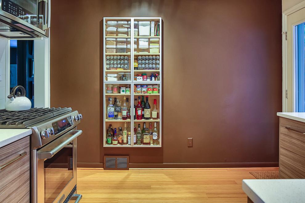 Zweizeilige Moderne Wohnküche mit Glasfronten, hellbraunen Holzschränken, Quarzwerkstein-Arbeitsplatte, Küchenrückwand in Weiß, Rückwand aus Keramikfliesen und Küchengeräten aus Edelstahl in Seattle