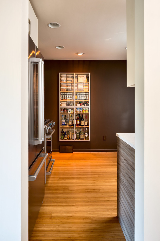 Imagen de cocina contemporánea con armarios con paneles lisos, puertas de armario grises, encimera de cuarzo compacto y salpicadero blanco