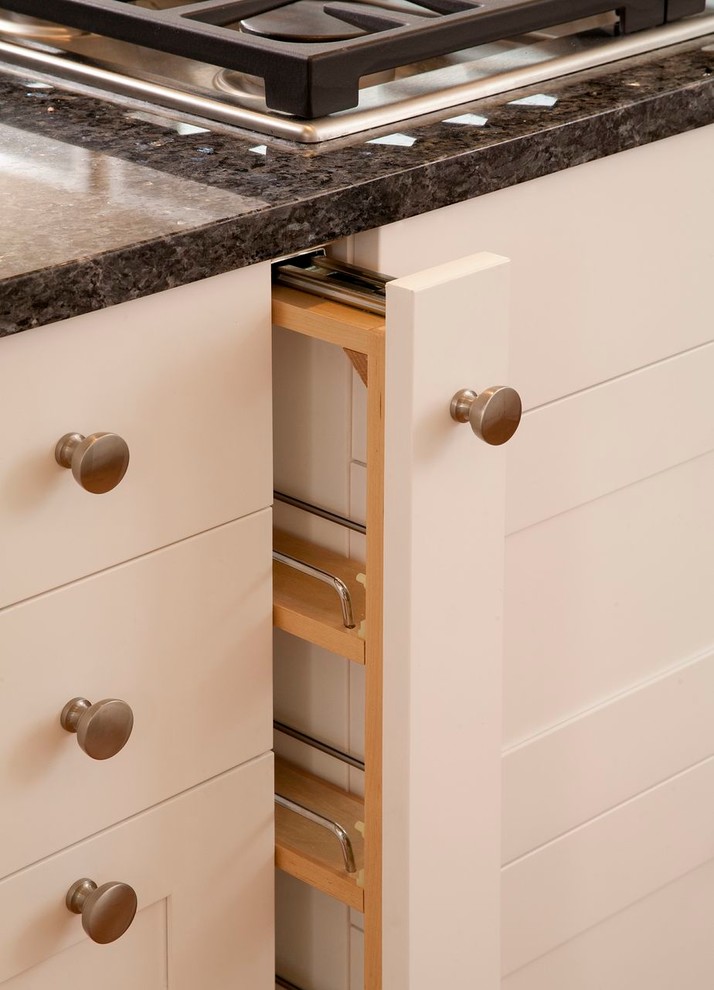 Diseño de cocina clásica renovada con puertas de armario blancas, encimera de granito y electrodomésticos de acero inoxidable