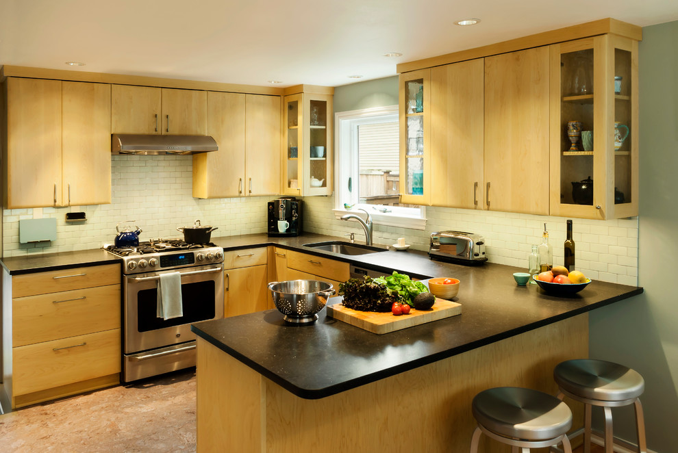 Foto di una cucina minimalista di medie dimensioni con lavello sottopiano, ante in legno chiaro, paraspruzzi blu, paraspruzzi con piastrelle diamantate, elettrodomestici in acciaio inossidabile, penisola e pavimento in sughero