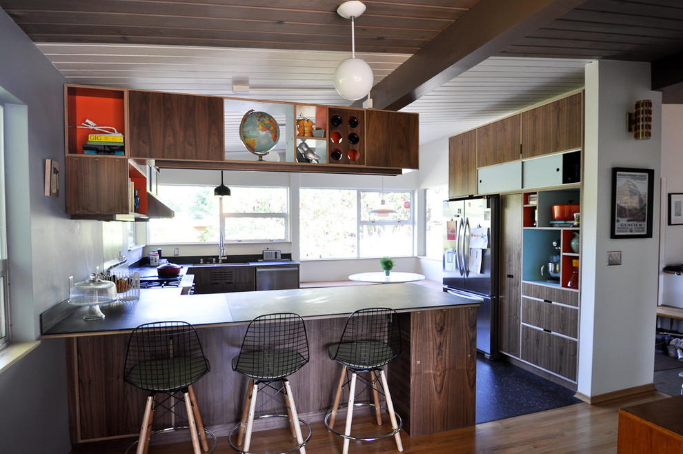 Moderne Küche in U-Form mit Küchengeräten aus Edelstahl, flächenbündigen Schrankfronten und dunklen Holzschränken in Seattle