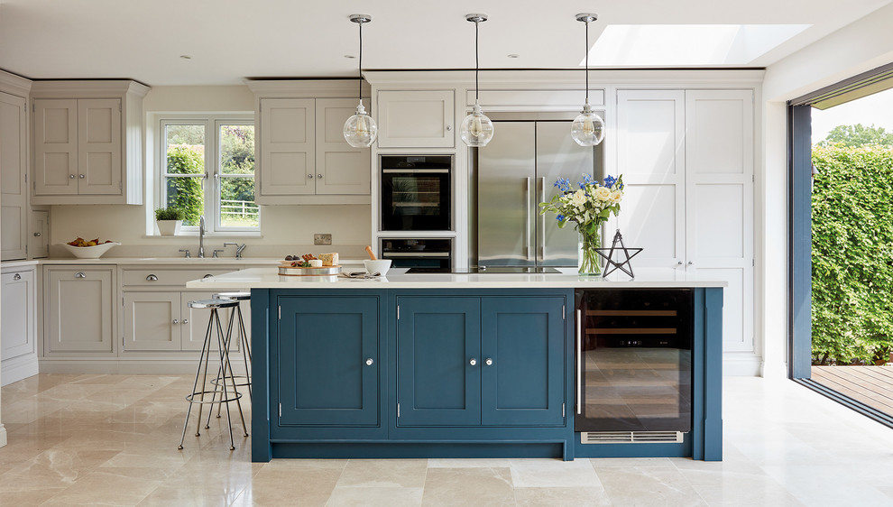 Foto di una grande cucina minimal con ante in stile shaker, ante grigie, top in quarzite, elettrodomestici in acciaio inossidabile e pavimento beige