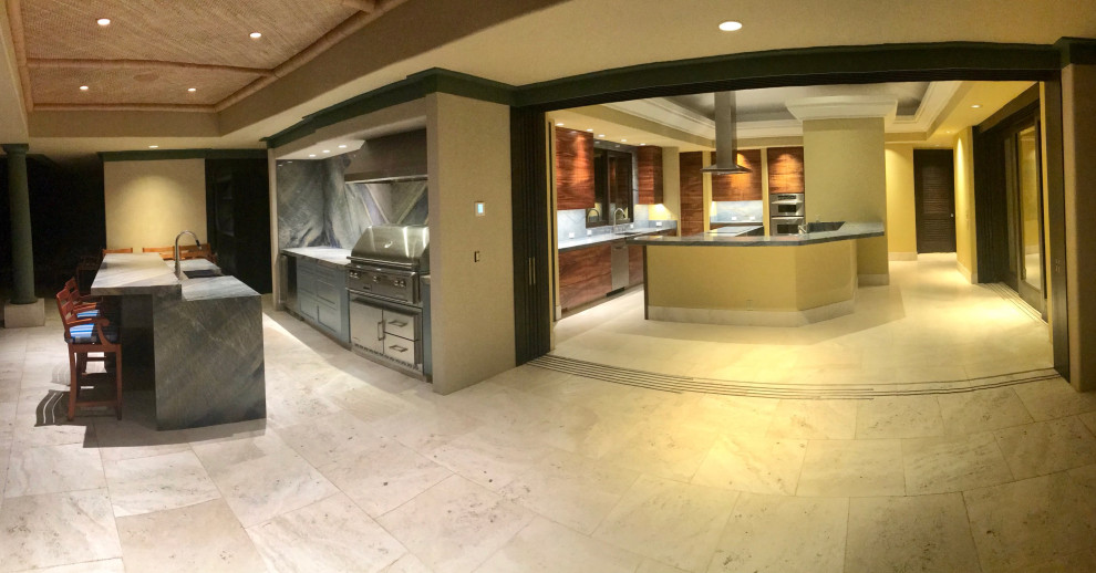 ハワイにあるラグジュアリーな巨大なコンテンポラリースタイルのおしゃれなキッチン (珪岩カウンター、青いキッチンパネル、石スラブのキッチンパネル、シルバーの調理設備、トラバーチンの床、ベージュの床、青いキッチンカウンター、エプロンフロントシンク) の写真