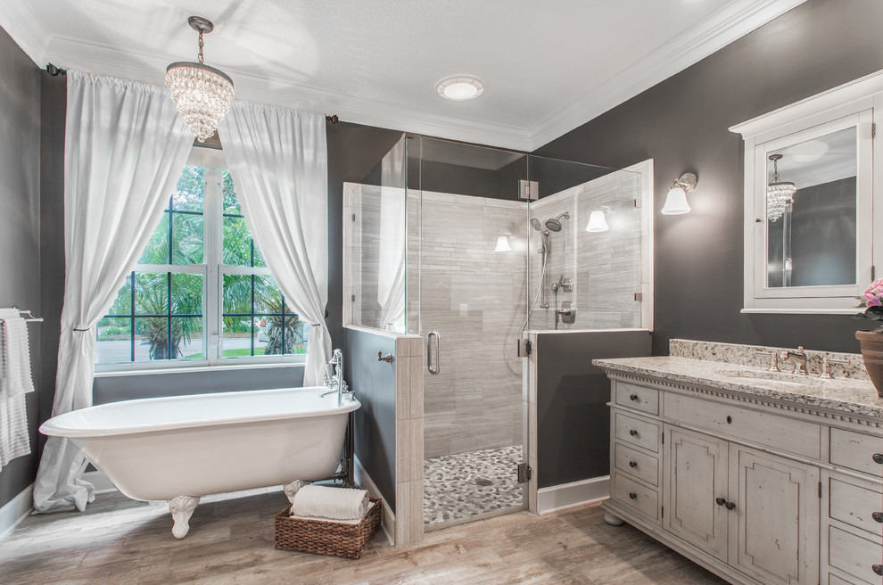 Mittelgroßes Modernes Badezimmer En Suite mit grauer Wandfarbe, Unterbauwaschbecken, freistehender Badewanne, Eckdusche, profilierten Schrankfronten und weißen Schränken in Jacksonville