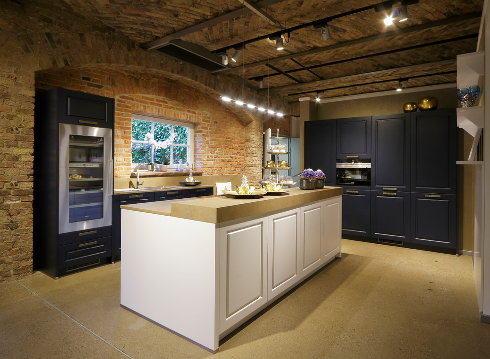 Esempio di una cucina classica di medie dimensioni con ante blu, ante con bugna sagomata e struttura in muratura