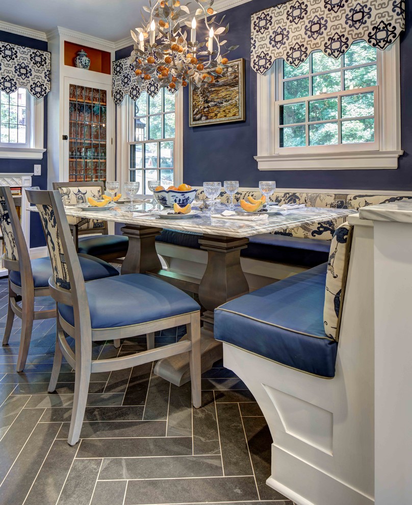 Ispirazione per una sala da pranzo aperta verso la cucina tradizionale di medie dimensioni con pavimento in ardesia e pavimento grigio