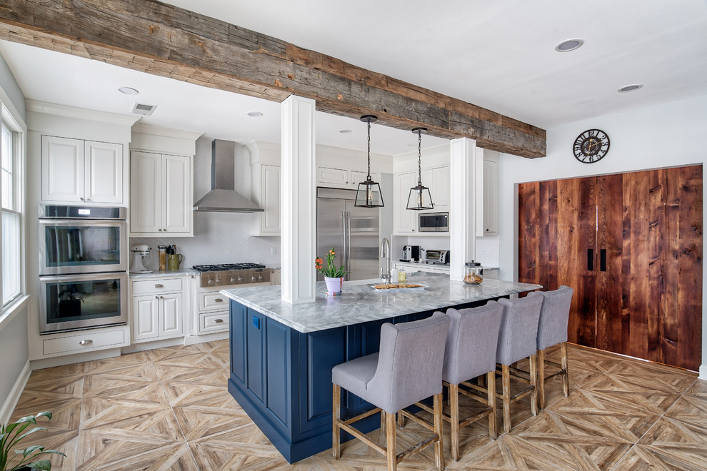 Idéer för att renovera ett stort lantligt grå grått kök, med en rustik diskho, marmorbänkskiva, vitt stänkskydd, rostfria vitvaror, en köksö, brunt golv, luckor med upphöjd panel och vita skåp