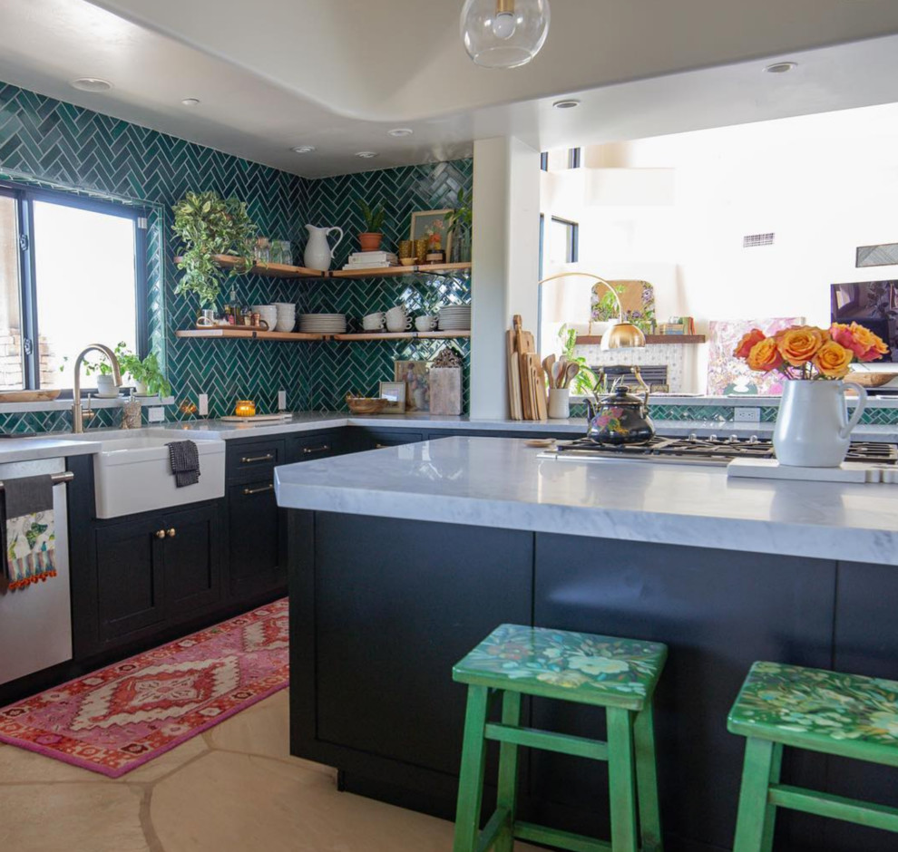 Idee per una cucina con ante nere, paraspruzzi verde, paraspruzzi con piastrelle in ceramica, pavimento beige e top bianco