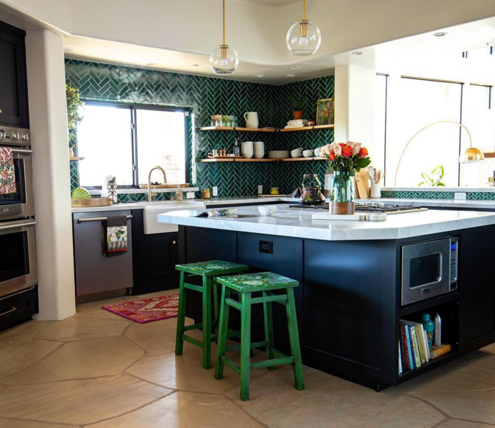 ミネアポリスにあるおしゃれなキッチン (黒いキャビネット、緑のキッチンパネル、セラミックタイルのキッチンパネル、ベージュの床、白いキッチンカウンター) の写真